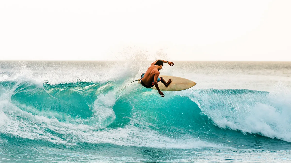 Chiropractor Pacific Beach | Dr. Jordan Loewenstein -pipe Sports Chiropractor San Diego Surfer on a wave off Pacific Beach, San Diego